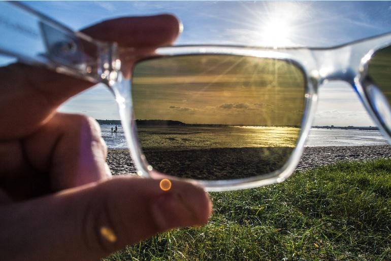 Massima protezione al mare: scopri i 10 occhiali da sole per goderti il mare
